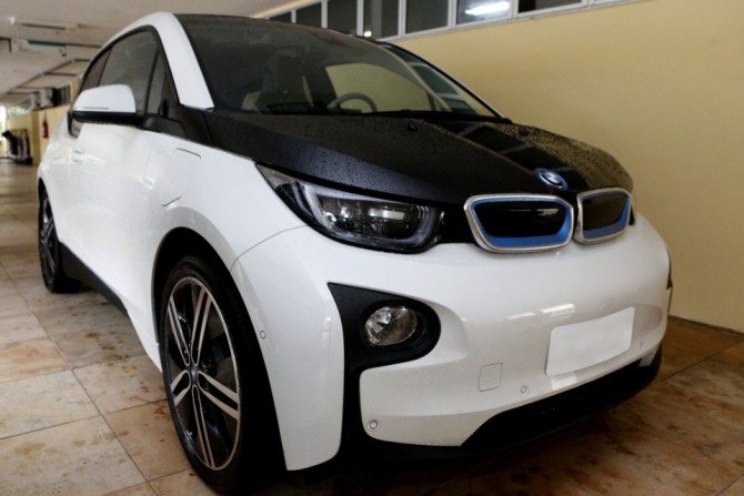 Apesar de o editar não indicar o carro a ser utilizado, apenas a BMW produz um modelo que está 100% dentro de suas especificações, como por exemplo, o uso de material reciclado e autonomia de 200km.