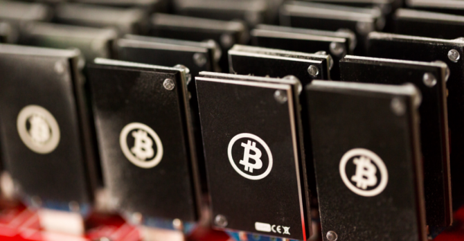 Com a diminuição da volume de Bitcoins mineráveis, passou-se a optar por fazendas de servidores alternativas, que utilizam GPU (processadores de plavas de vídeo), e até mesmo Arduinos, como o Rapsberry Pi.