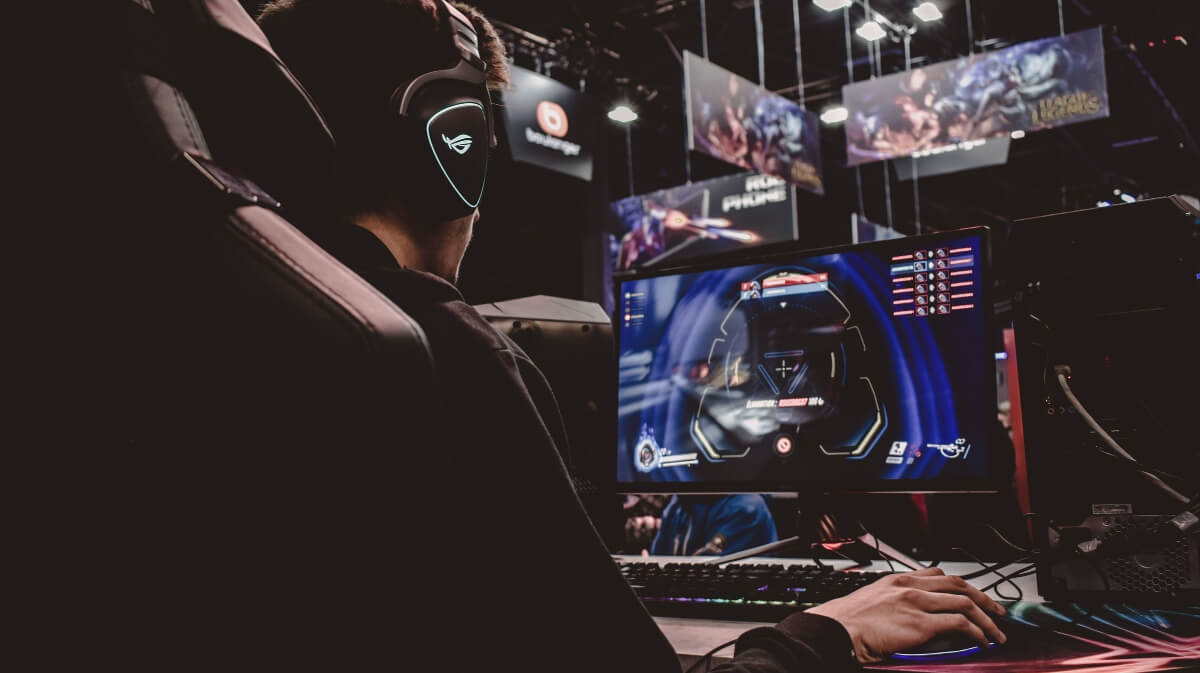 homem jogando em um computador