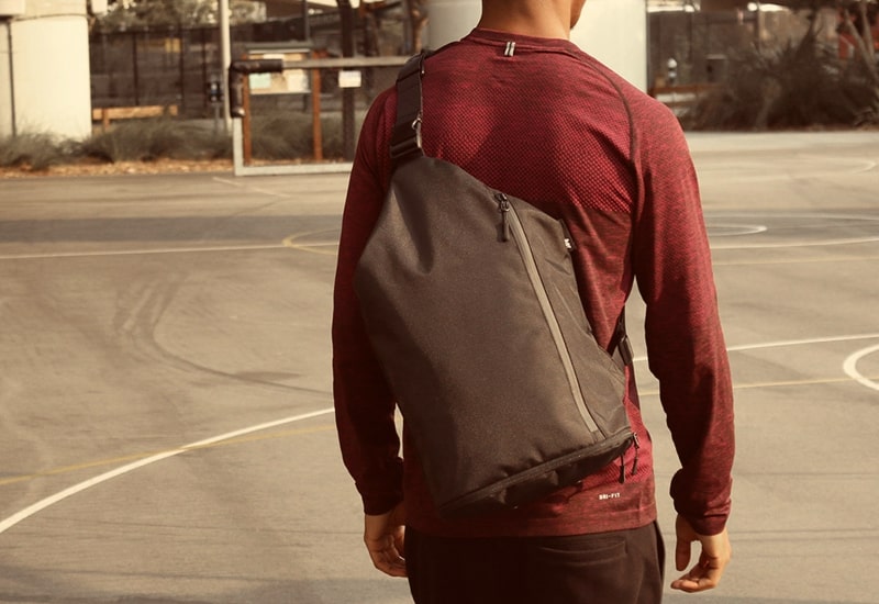 modelo com mochila de notebook