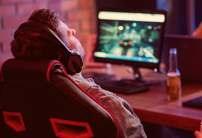 Gamer sentado em sua cadeira gamer