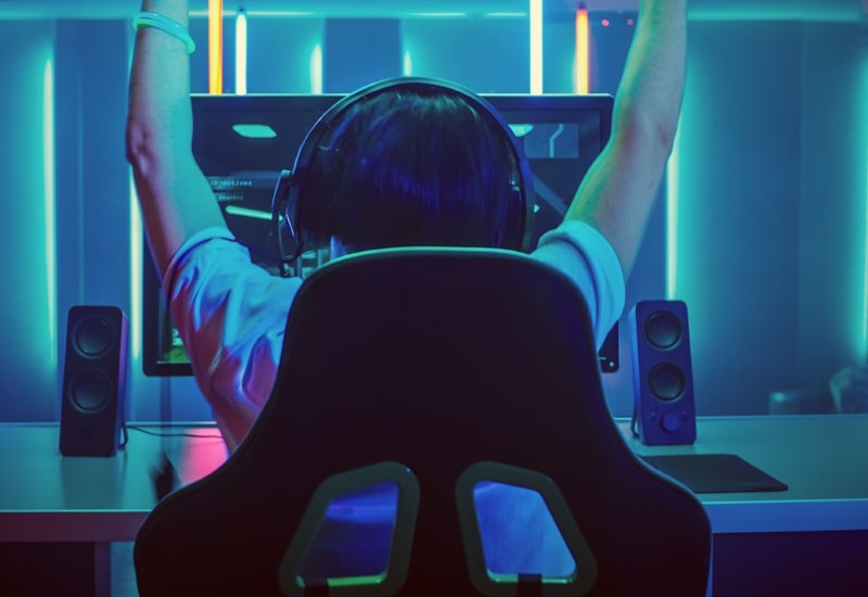 game em sua cadeira gamer comemorando