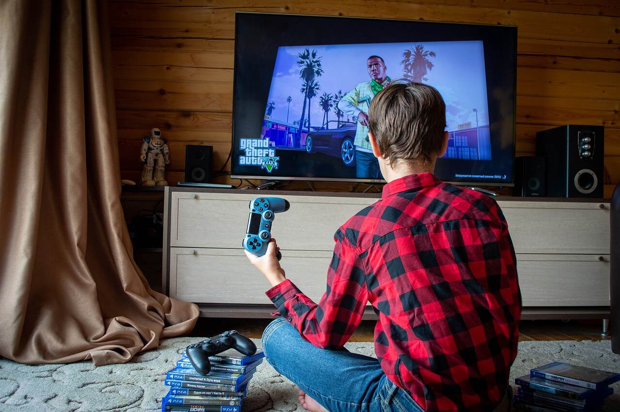 Close em menino jogando GTA