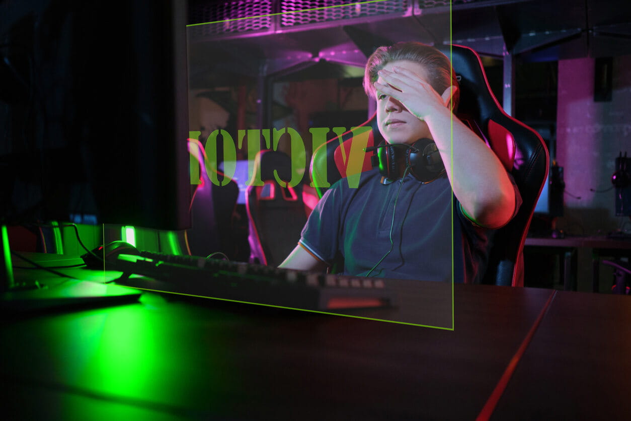 Gamer jogando em computador potente