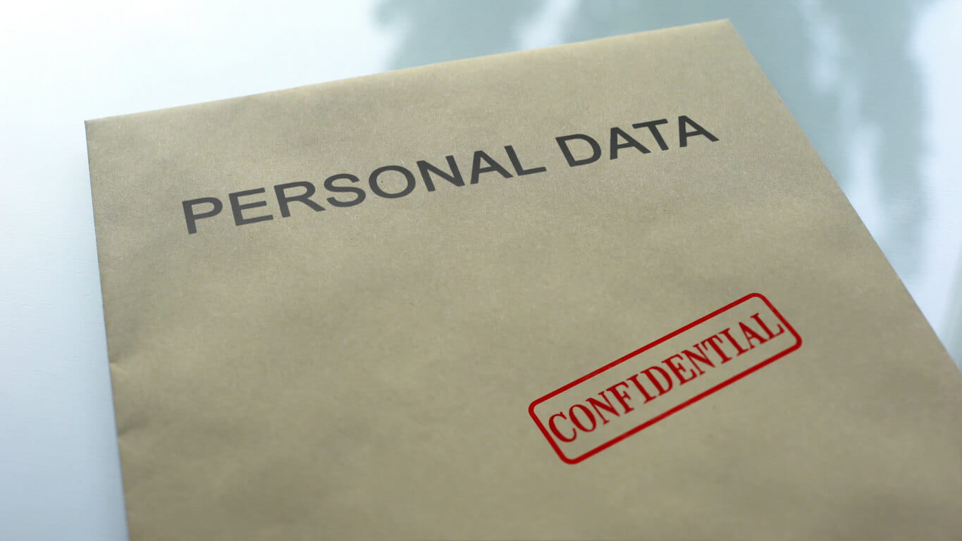 Close em pacote com dizeres "personalizado" e "confidencial"