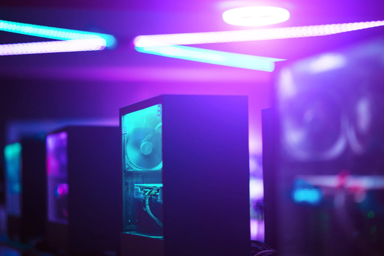 Iluminação Gamer RGB com tonalidades roxas