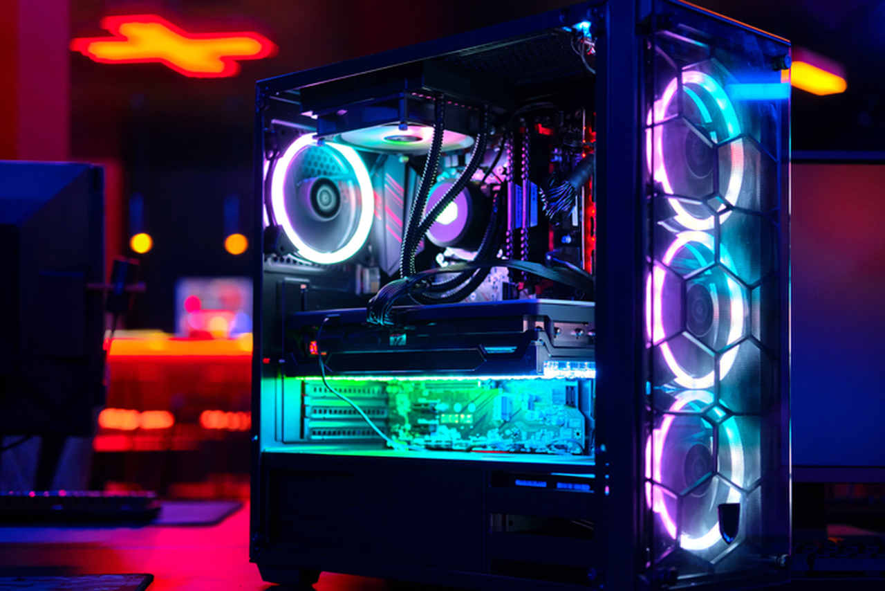 Computador Gamer de mesa com luzes coloridas ao fundo