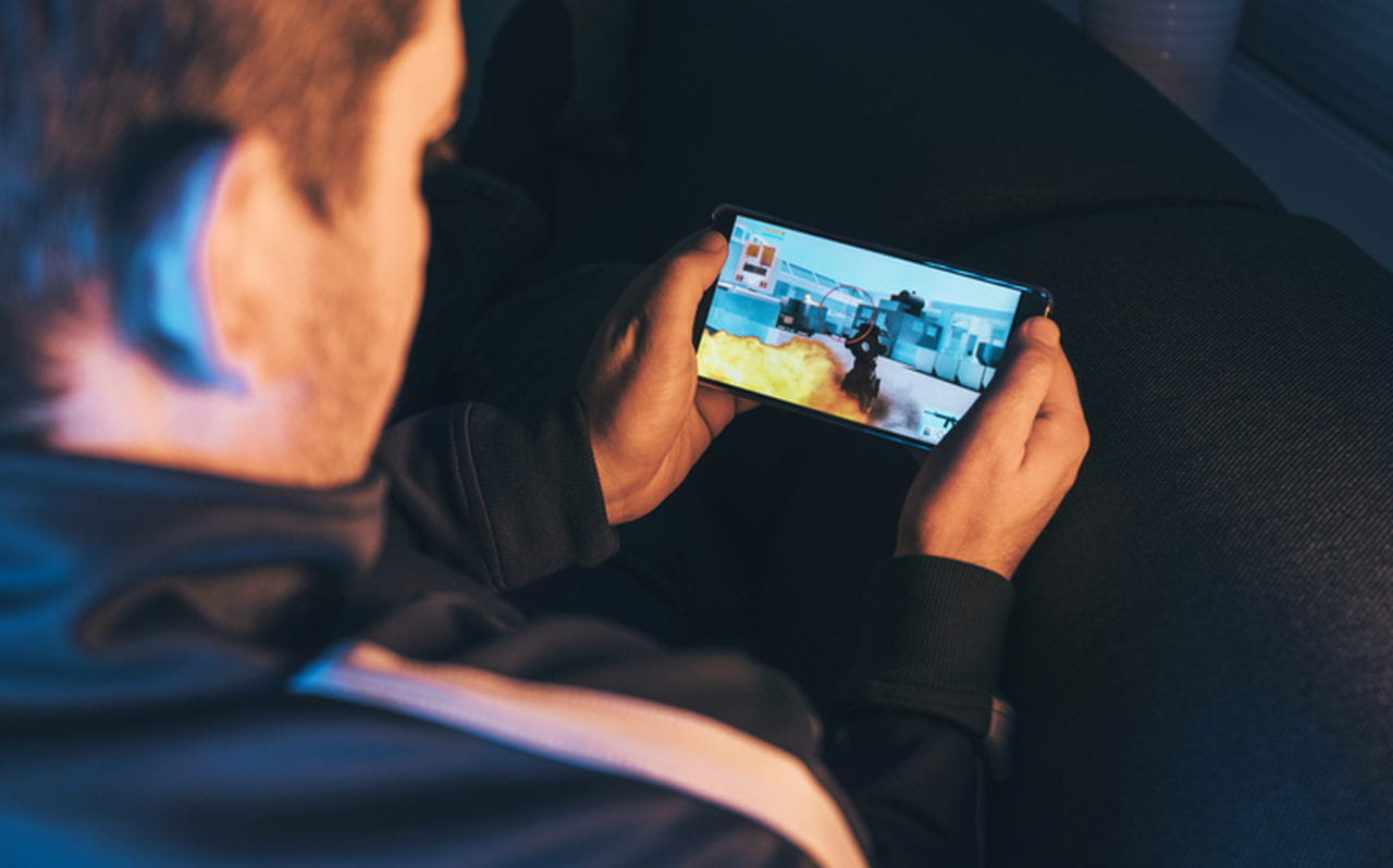 Pessoa segurando um celular na mão jogando