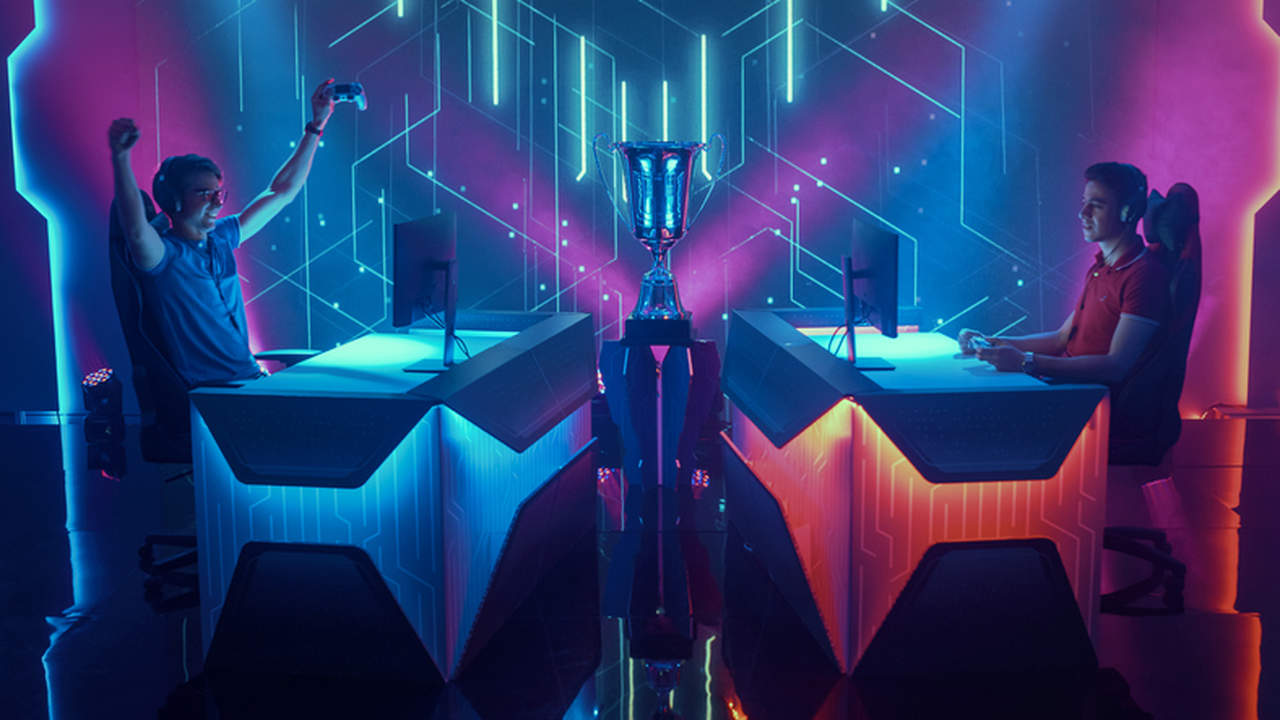 Profissionais Gamers realizando transmissões na Twitch em uma sala colorida e multifuncional