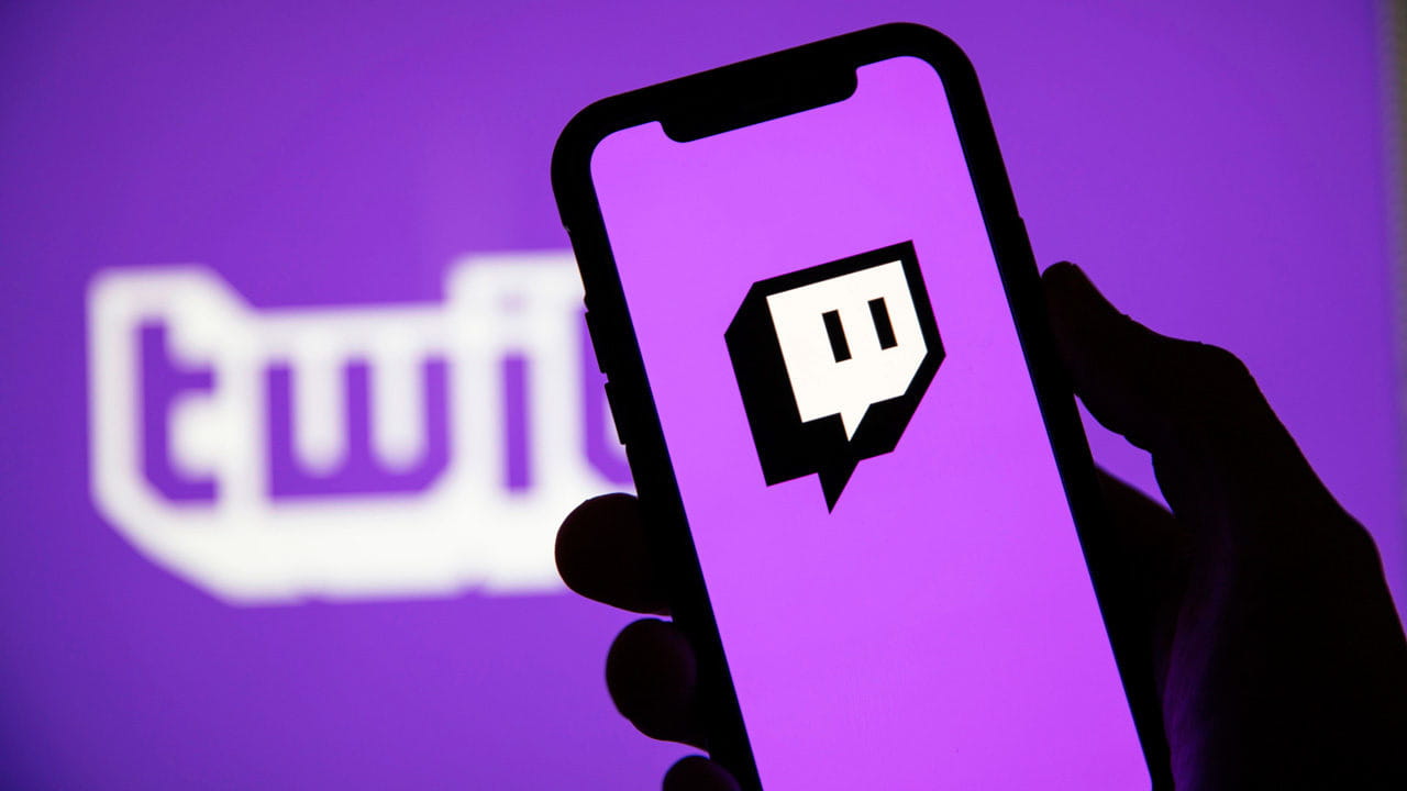 Pessoa segurando um celular com o aplicativo da Twitch aberto